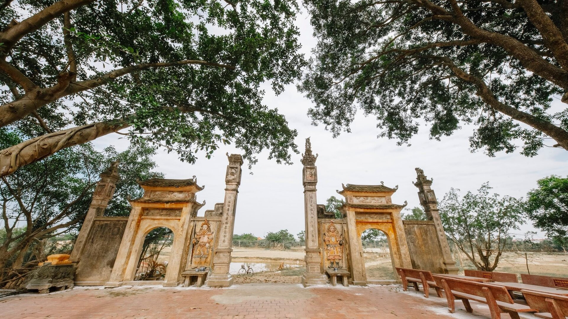 Mỗi dịp đầu xuân, người dân và du khách tìm về đền Xà rất đông để cầu quốc thái dân an và thắp nhang ban thờ Táo Quân với ước nguyện cầu cho gia đình bình an, đủ đầy. Ảnh: Go To Bac Ninh