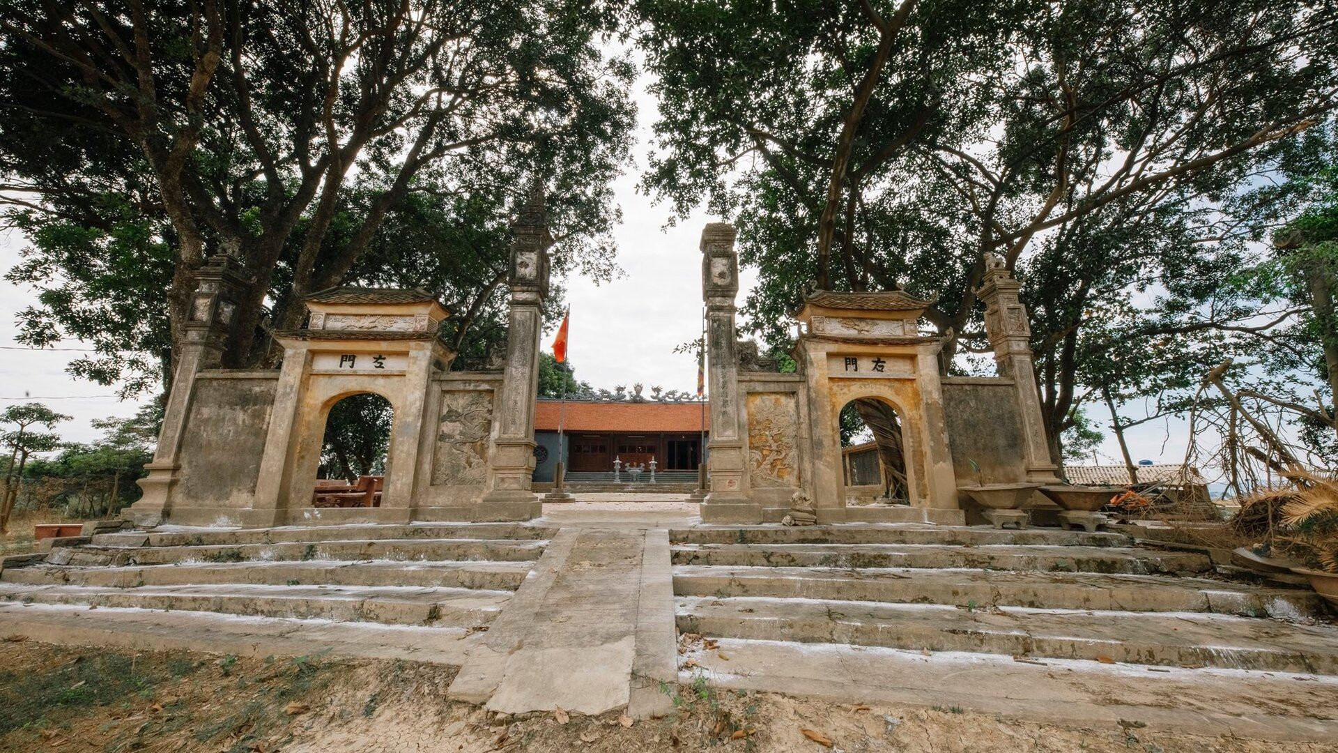 Ngôi đền mang vẻ đẹp trầm mặc, cổ kính. Ảnh: Go To Bac Ninh