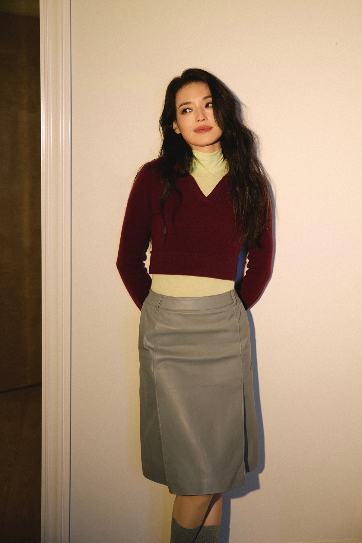 Minh tinh diện trang phục hơi thở cổ điển.