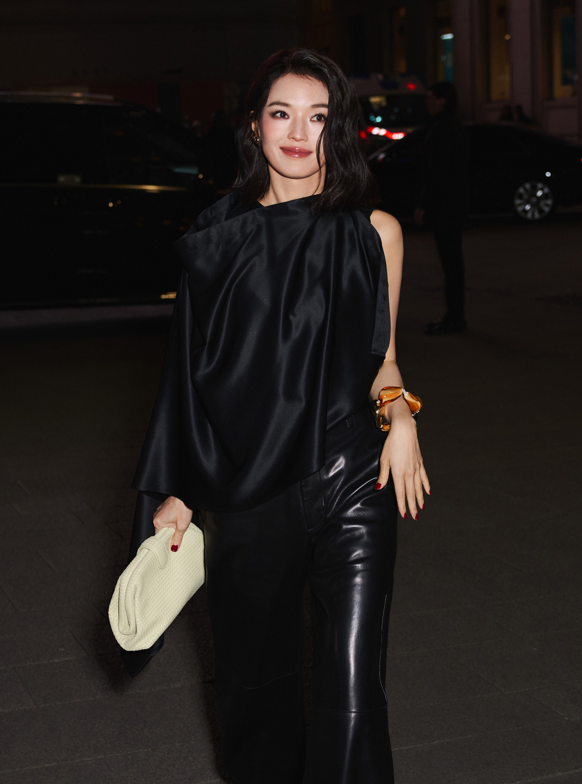 Thư Kỳ theo mốt tóc ngắn khi dự show của Bottega Veneta.