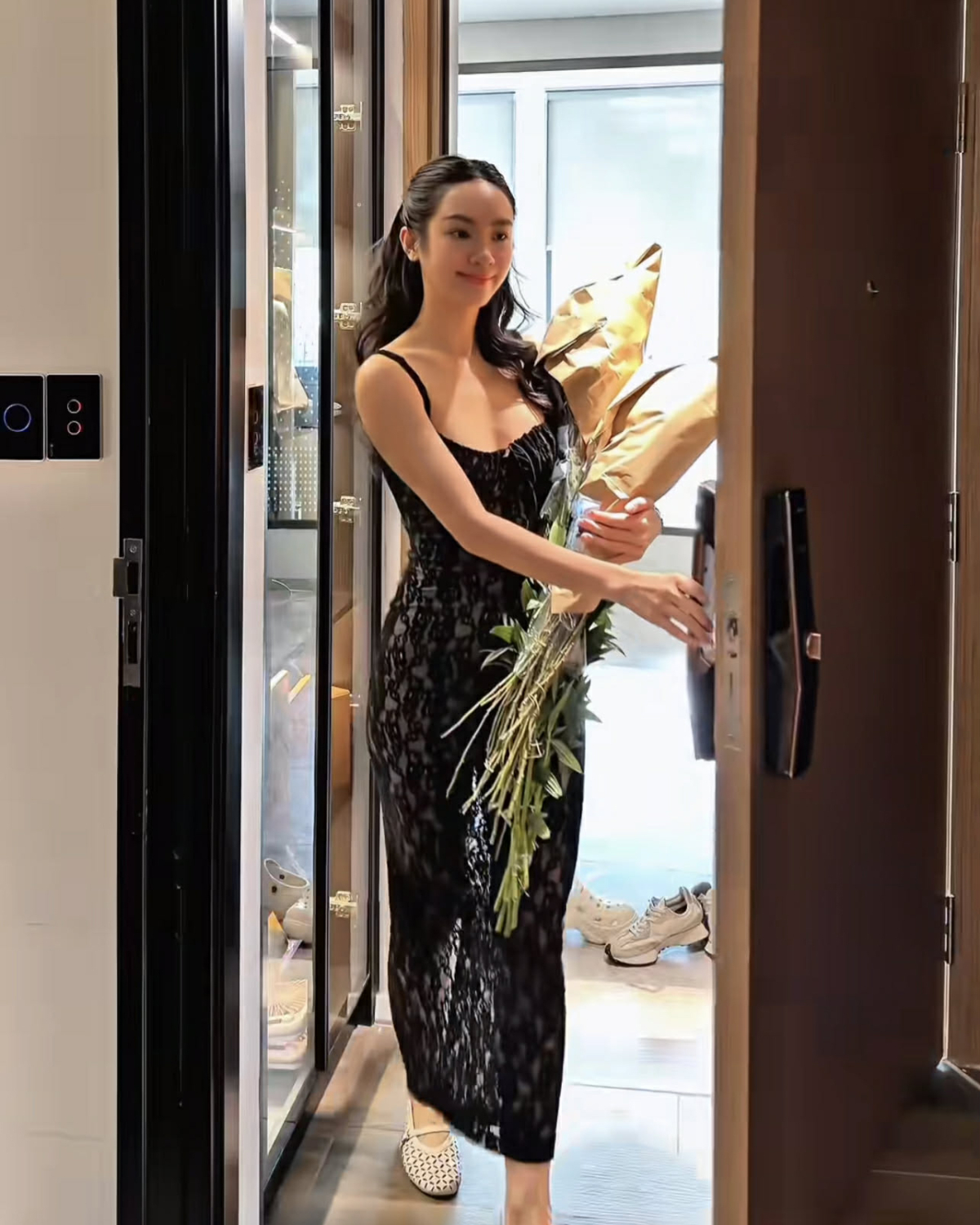 Chiếc đầm ren đen được Vũ Thúy Quỳnh ưa chuộng, thường xuyên diện khi đi hẹn hò, du lịch.