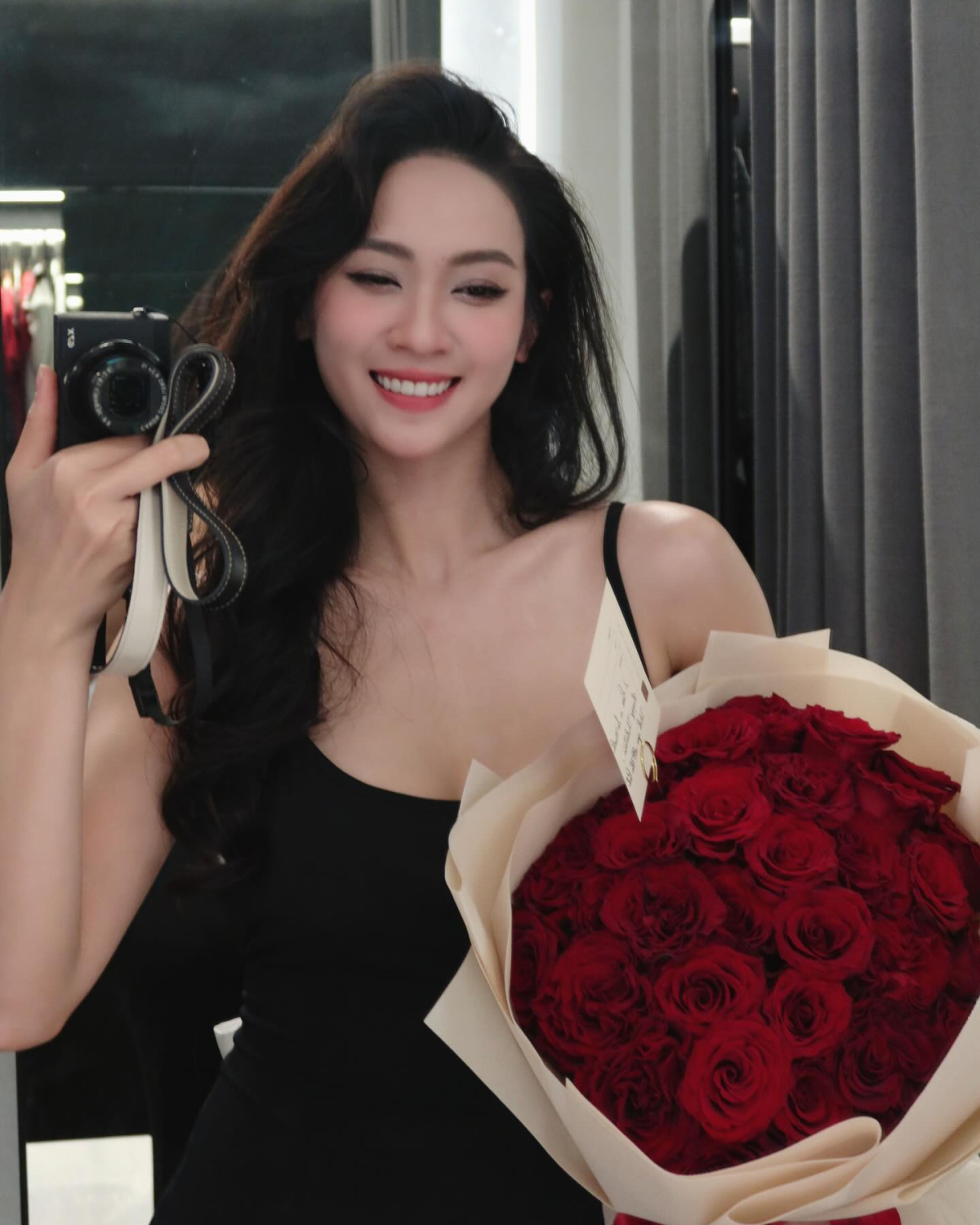 Từ khi hẹn hò chồng cũ Diệp Lâm Anh, chân dài quê Điện Biên chọn phong cách ngày càng sexy.