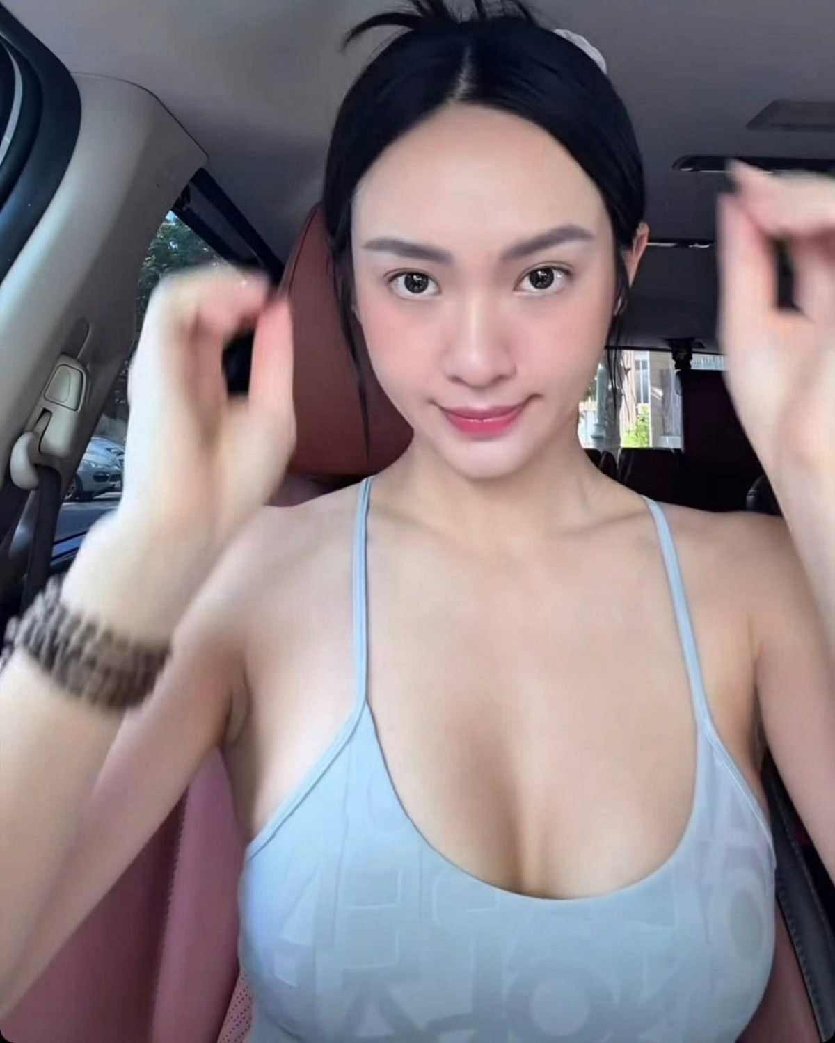 Mỹ nhân 28 tuổi chọn bratop trễ nải thu hút mắt nhìn vào thân hình gợi cảm khi đi chơi pickleball. Cô và bạn trai Đức Phạm luôn đồng hành mỗi khi ra sân.