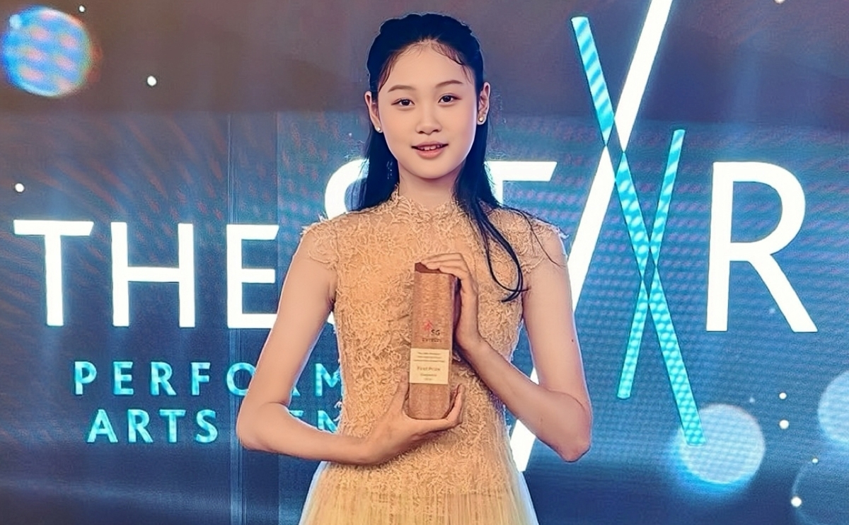 Bé tên thật Liu Gia Văn, học lớp 7 tại một trường quốc tế ở TP HCM. Từ nhỏ, Tiểu Panda đã cùng mẹ dự sự kiện, chụp các bộ ảnh kỷ niệm, gây chú ý với vẻ mũm mĩm. Panda hiện cao 1,78 m, gần bằng mẹ - người cao 1,8 m.