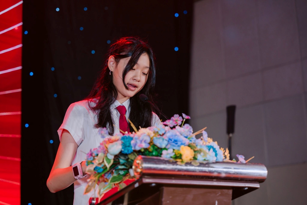 Tiểu Panda còn có thành tích học tập tốt. Bé có thể giao tiếp tốt tiếng Anh, Trung. Cô bé từng được nhà trường trao giấy khen, kỷ niệm chương vinh danh Học sinh tinh hoa, và đại diện khối phát biểu tại lễ tổng kết năm học 2024-2025.