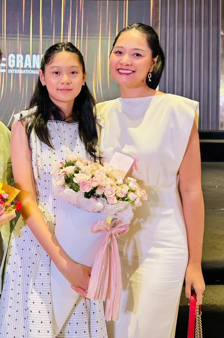 Hoa hậu Trần Thị Hương Giang, 39 tuổi, quê Hải Phòng (Hải Dương cũ). Năm 2009, cô thi Hoa hậu Thế giới và vào đến top 16 chung cuộc. Cô cũng đoạt danh hiệu Miss Grand Slam Asia 2009 - Hoa hậu đẹp nhất châu Á.