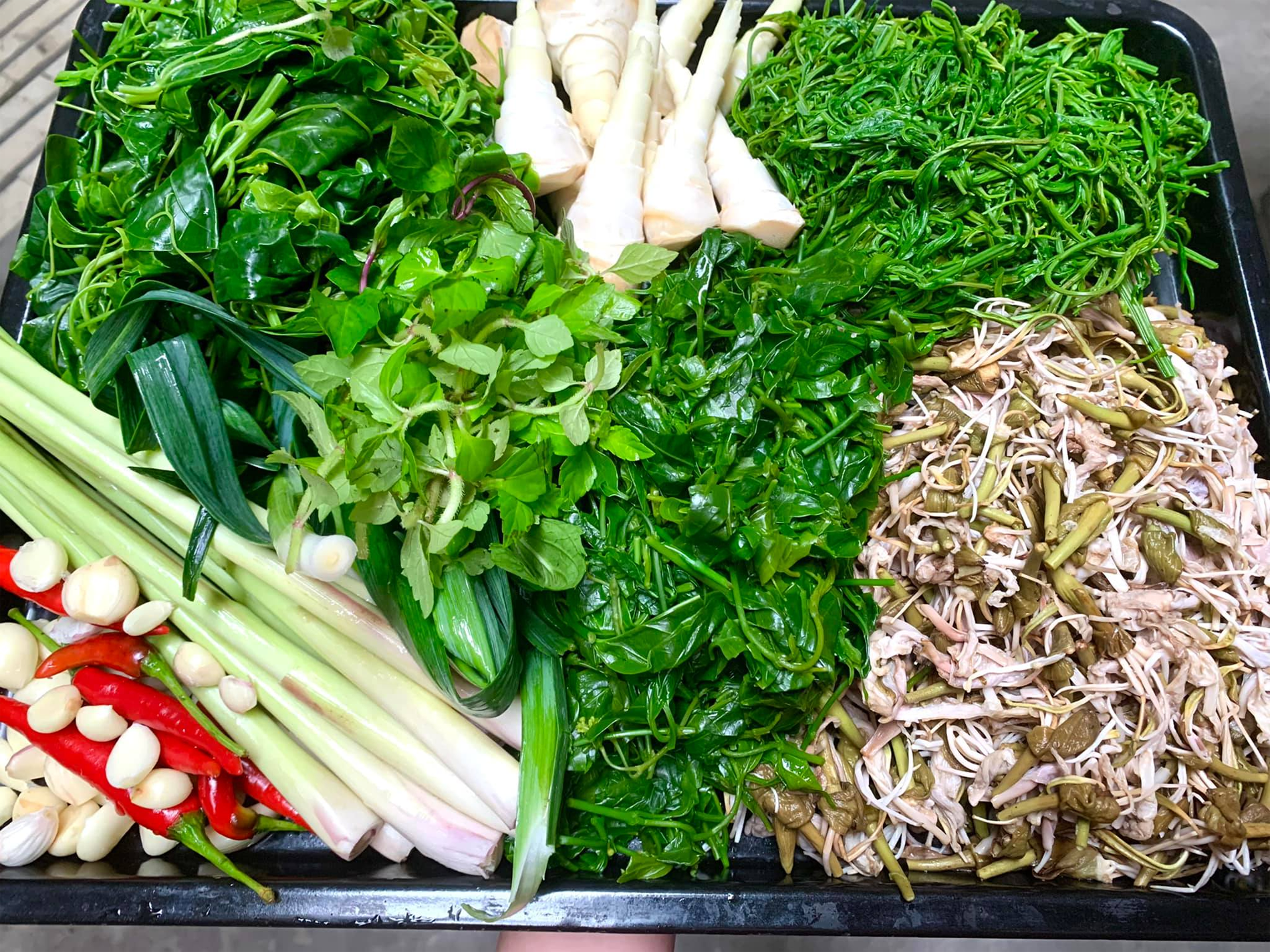 Tùy sở thích và điều kiện từng nhà, người ta cũng có thể cho thêm các loại rau rừng hay thịt cá suối nướng... để món nộm hoa ban trở nên hấp dẫn hơn. Ảnh: Xanh Xanh