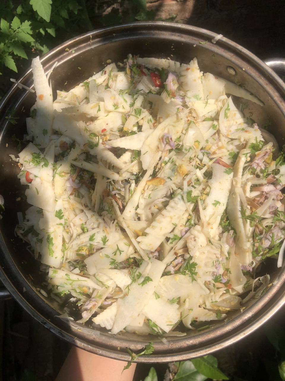 Món nộm hoa ban ở Tây Bắc được xem như đặc sản giải ngán đầu năm vì thanh mát, lạ miệng. Ảnh: Ngân Điêu