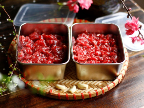 Vì sao thịt bò xào vẫn dai dù ướp kỹ?