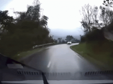 Clip: Ô tô xoay 2 vòng, thoát khỏi tai nạn ở khúc cua