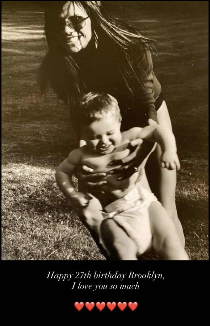 Victoria Beckham cũng thể hiện tình yêu với con trai cả trong ngày sinh nhật.