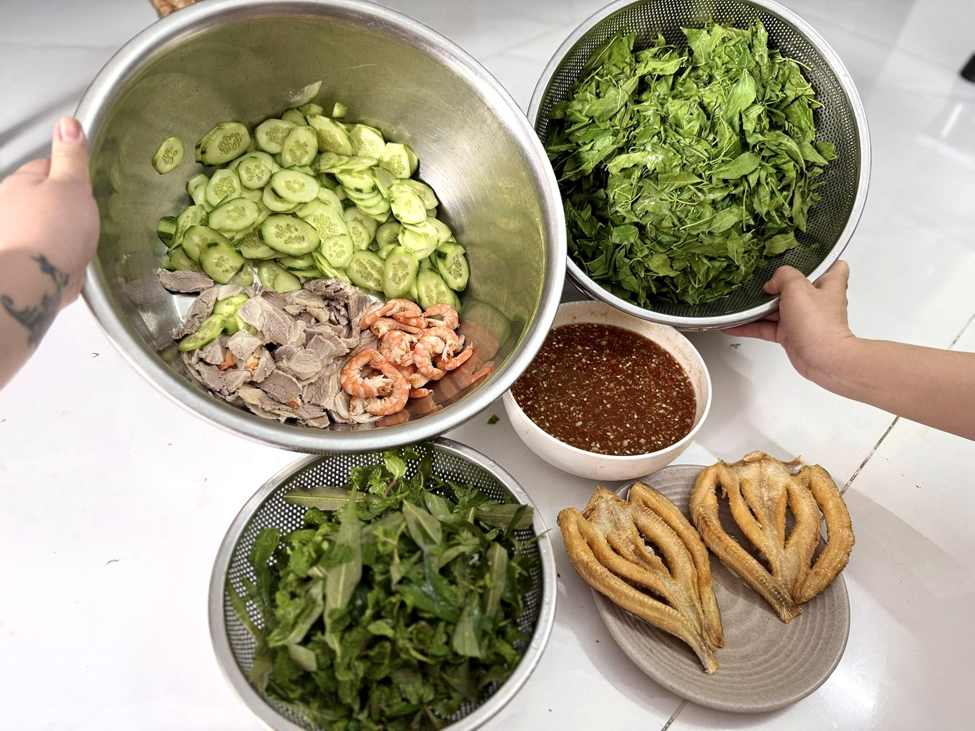 Nguyên liệu làm món gỏi sầu đâu. Ngoài loại lá và hoa trời ban, người ta có thể kết hợp với thịt ba chỉ luộc hoặc khô cá sặc, khô cá lóc... Ảnh: Nguyễn Thy Linh