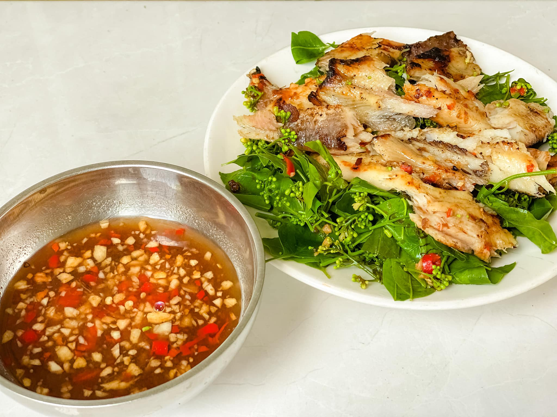 Nước sốt làm từ mắm nhĩ và cốt me giúp món gỏi sầu đâu của người An Giang ngon và mang hương vị đặc trưng. Ảnh: Dương Việt Anh