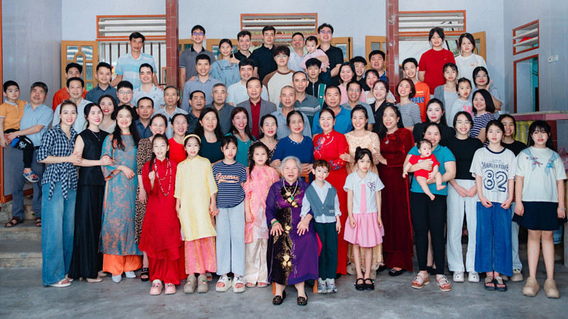 Cụ Thuận bên đại gia đình 