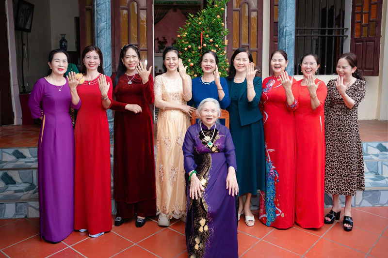 Cụ Thuận bên các con dâu, con gái 