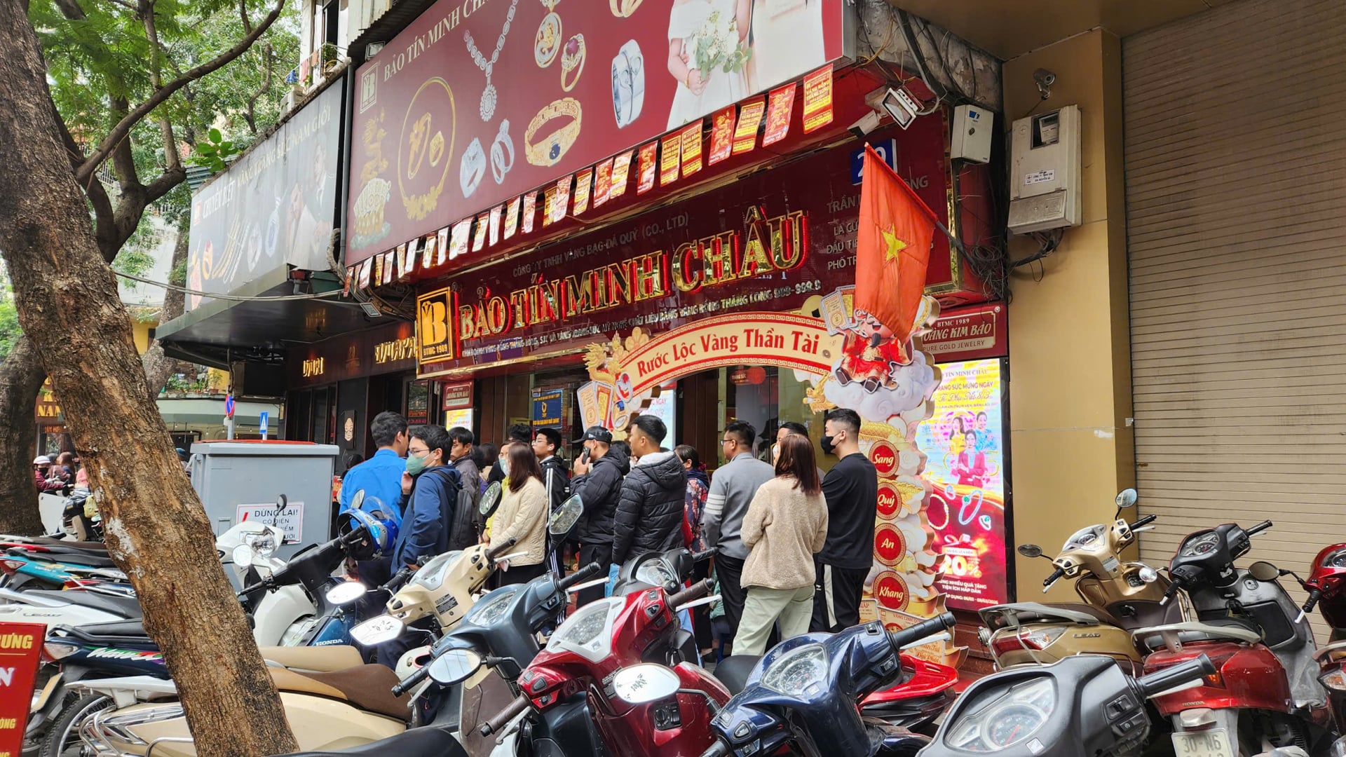 Người mua tiếp tục xếp hàng dài tại Bảo Tín Minh Châu dù cửa hàng thông báo tạm hết hàng vào trưa nay 5/3. Ảnh: Thái Nguyễn