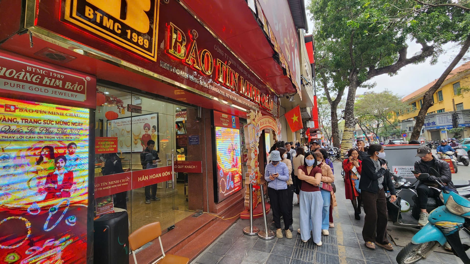 Khách hàng đến mua sáng nay tại Bảo Tín Minh Châu tiếp tục bị nợ vàng nếu mua trên 1 chỉ. Ảnh: Thái Nguyễn