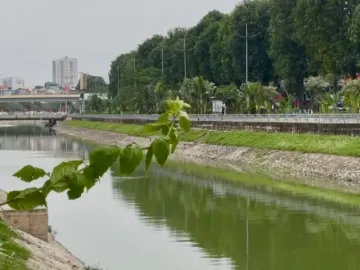 Sông Tô Lịch bất ngờ trong xanh trở lại, gây ngỡ ngàng