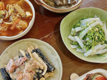 Mâm cơm 'giải cứu tinh thần' của cô gái 9X