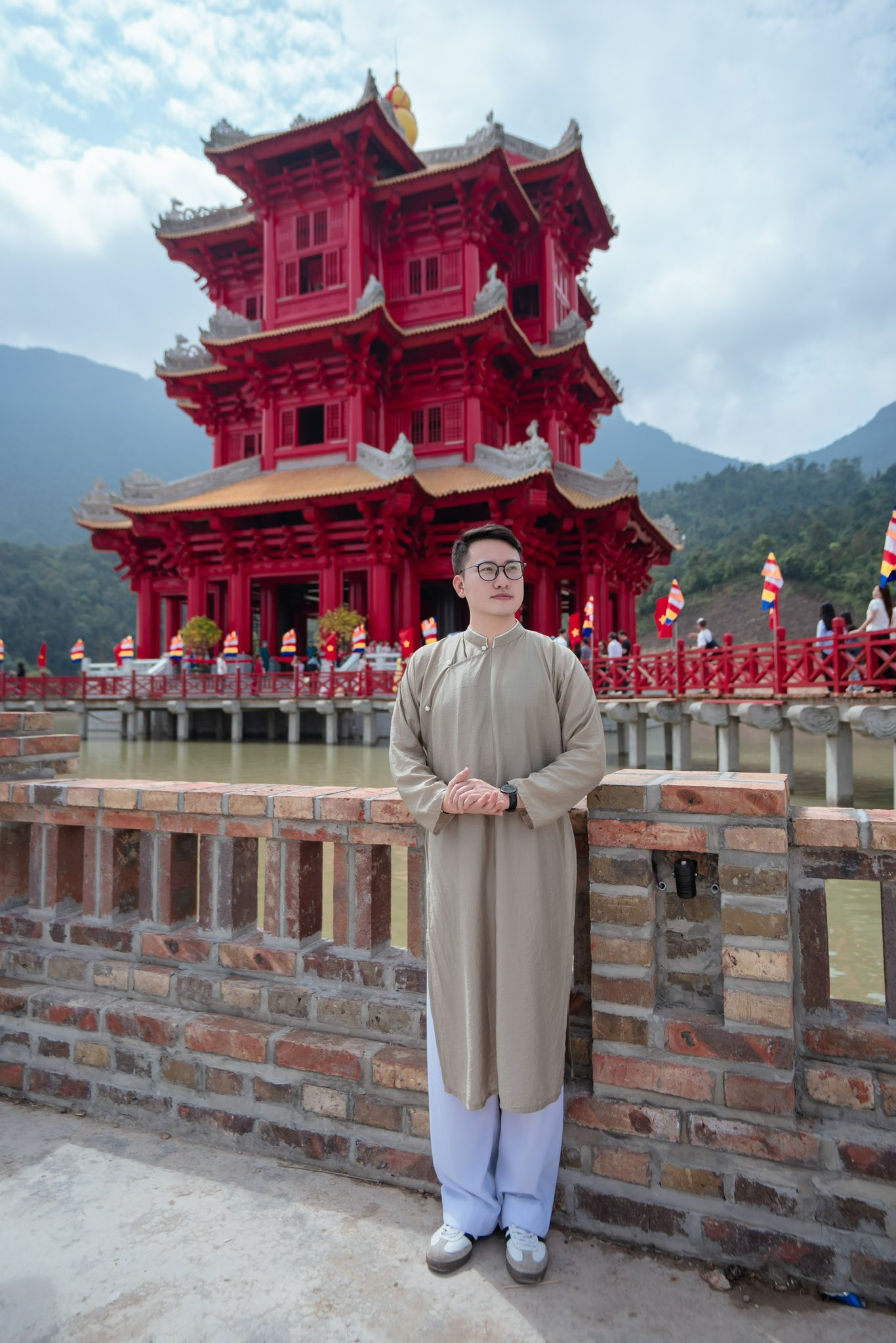 Tòa tháp đỏ rực, lung linh về đêm, cách Hà Nội 140km gây sốt mạng xã hội - 1