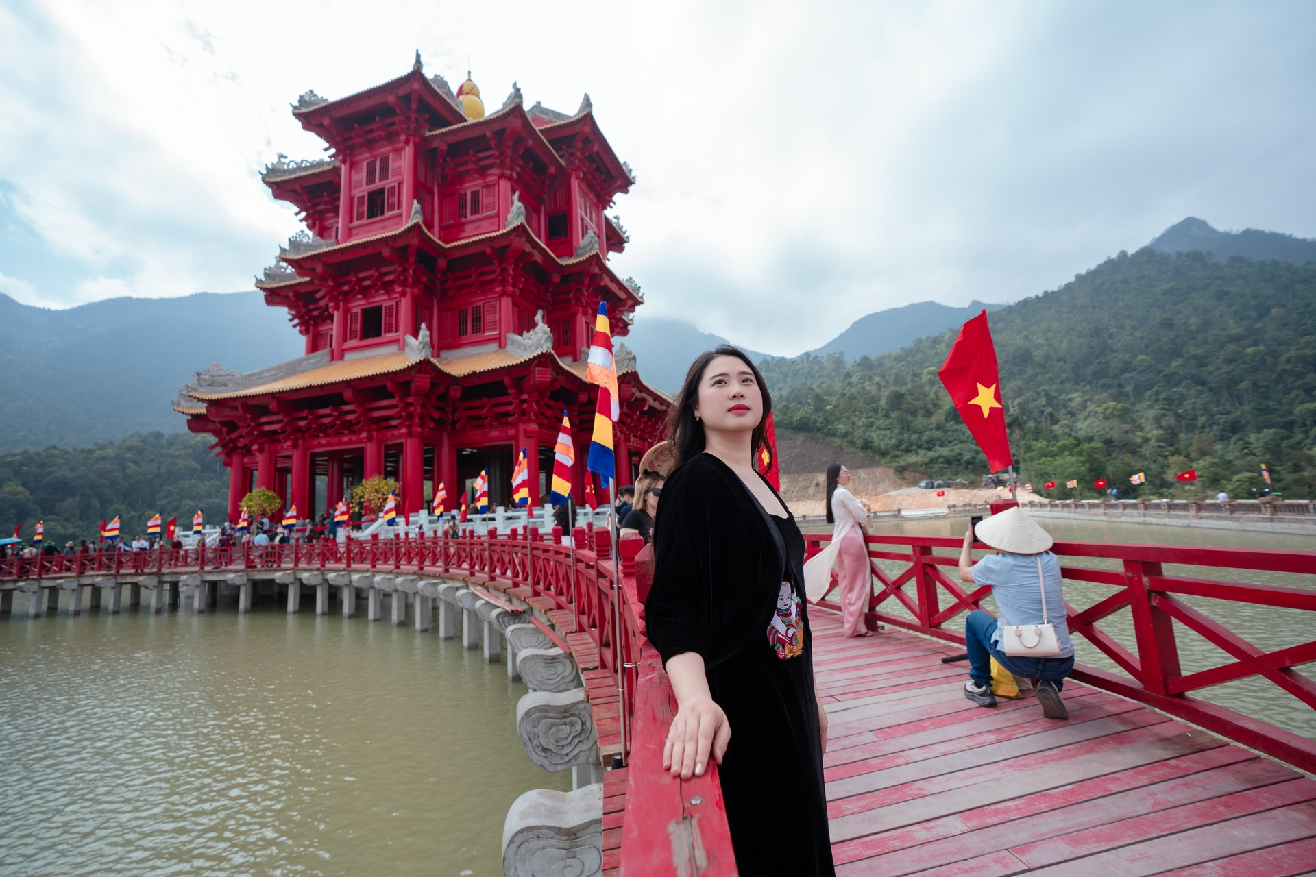 Tòa tháp đỏ rực, lung linh về đêm, cách Hà Nội 140km gây sốt mạng xã hội - 4