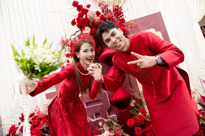 MC Mù Tạt (Nguyễn Huyền Trang) sinh năm 1993, quê ở Phú Thọ. Cô ghi dấu ấn qua nhiều bản tin và chương trình dành cho giới trẻ của VTV, từ phong cách dẫn dắt náo nhiệt đến hình ảnh năng động, hiện đại. Sau nhiều năm độc thân, nữ MC xinh đẹp vừa tổ chức lễ ăn hỏi với cầu thủ Phạm Đức Huy. Cặp đôi có hơn một năm gắn bó trước khi về chung nhà. Chênh lệch 2 tuổi song Huyền Trang vẫn được khen xứng đôi khi đứng cạnh hôn phu. Cả hai được nhiều người nhận xét là cặp trai tài gái sắc của showbiz Việt.