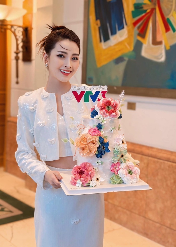 Sinh năm 1993, Huyền Trang được xem là MC trẻ nhất VTV6. Cô đã có tới 5 năm liền gắn bó với vai trò người dẫn dắt chương trình Bữa trưa vui vẻ. Tuy nhiên, không nhiều khán giả nhớ tới tên thật của Huyền Trang mà đều biết tới cô với cái tên khá nhí nhảnh, dễ thương: MC Mù Tạt.