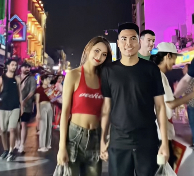 Tháng 12/2024, Huyền Trang xác nhận hẹn hò với cầu thủ Đức Huy. Từ khi khi công khai, cả hai thoải mái đăng ảnh bên nhau lên mạng xã hội, chia sẻ về sự đồng hành của đối phương trong cả công việc lẫn cuộc sống. Cả hai có nhiều sở thích chung như đi du lịch, mặc đồ đôi,... MC VTV không ít lần “khoe” được bạn trai chăm sóc, tặng quà,... Cặp đôi cũng thường lưu lại kỷ niệm bằng những bộ ảnh trong các dịp lễ đặc biệt.