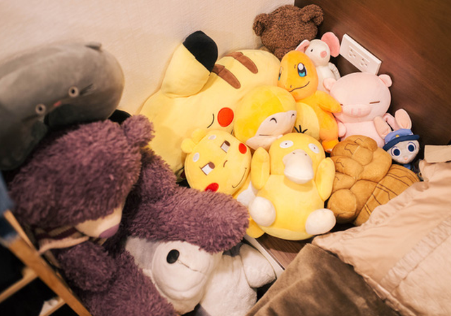 Biến phòng ngủ thành phòng chứa đồ nhưng Mù Tạt không quên dành một góc nhỏ để bày những chú thú bông xinh xắn - những món quà kỷ niệm mà người hâm mộ tặng cho cô.