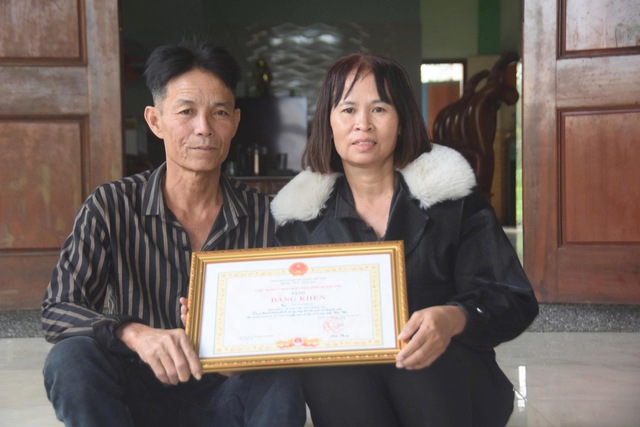 Chị Hạnh lo lắng xen lẫn tự hào những lần chồng tham gia cứu người.