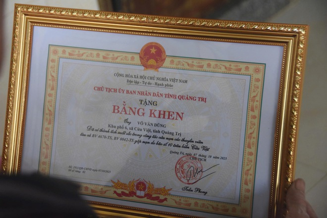 Với những đóng góp thầm lặng suốt nhiều năm, anh Dũng nhiều lần được các cấp, ngành tặng bằng khen, giấy khen và kỷ niệm chương.