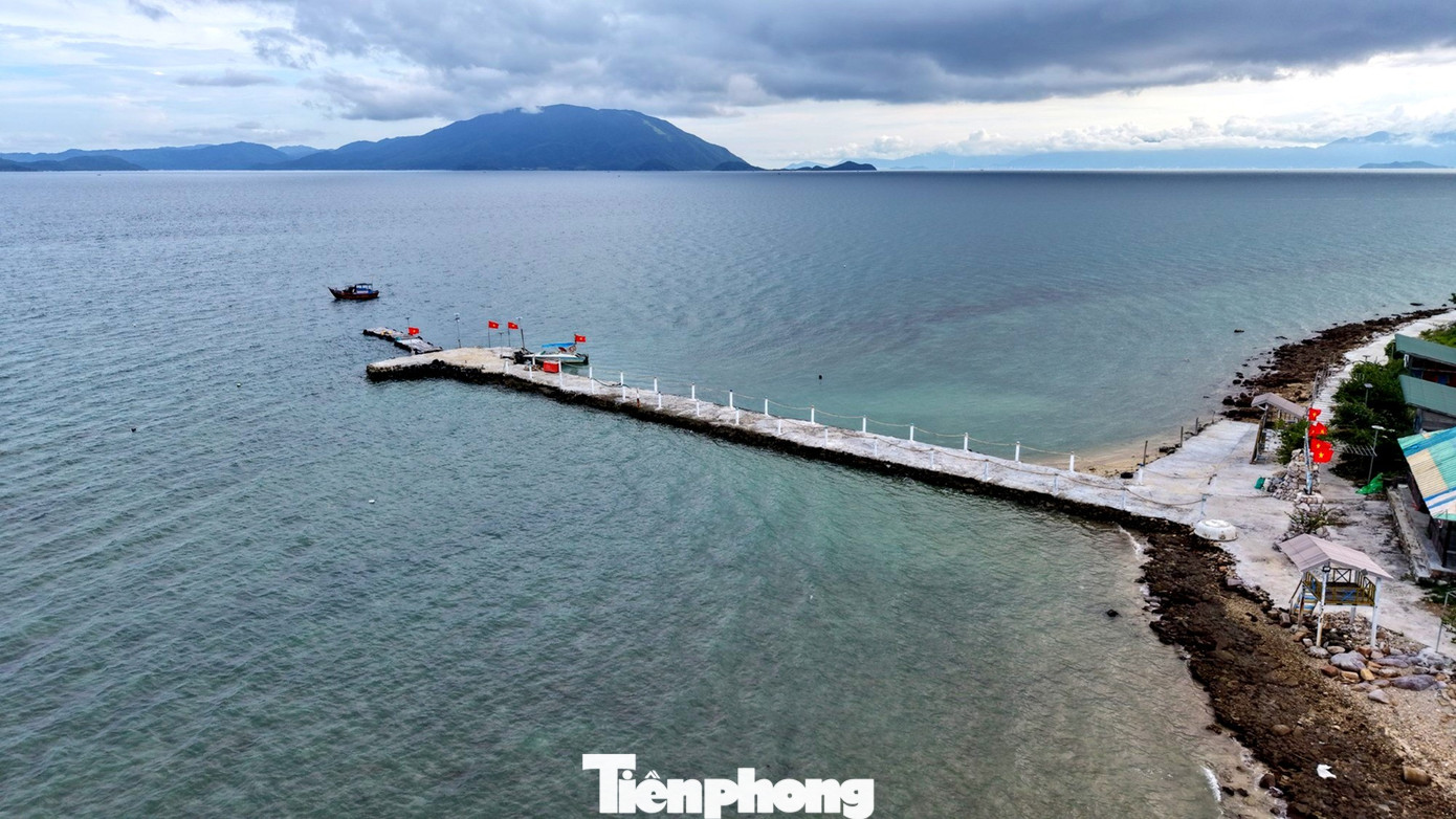 Du Khách Đến Với Đảo Điệp Sơn.