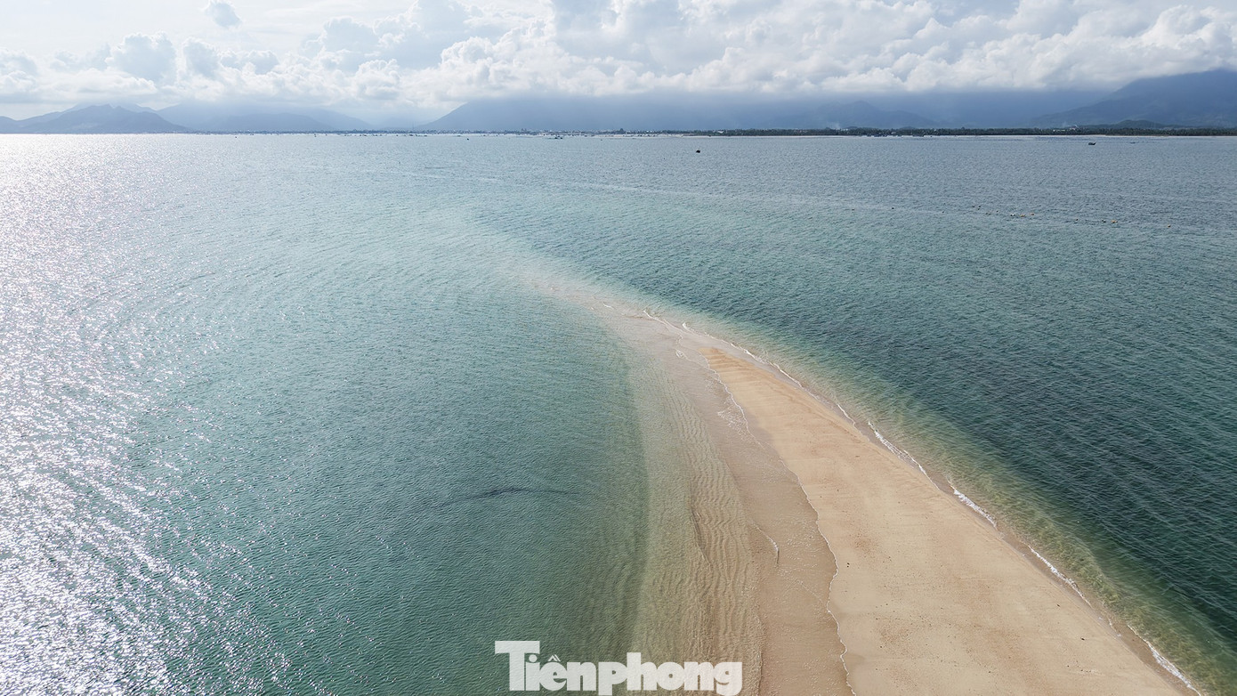 Con Đường Cát Trắng Độc Đáo Vắt Ngang Mặt Biển.