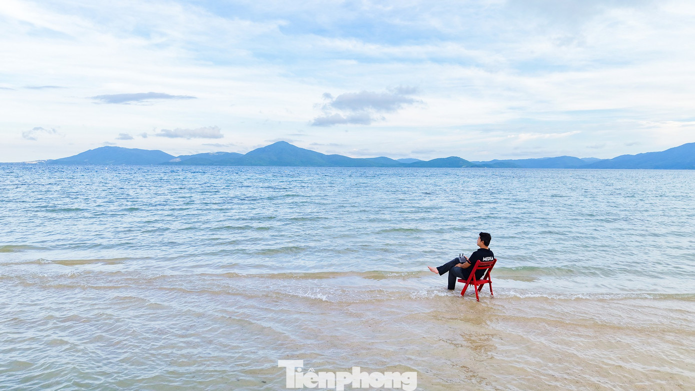 Du Khách Ngắm Hoàng Hôn Trên Đảo.