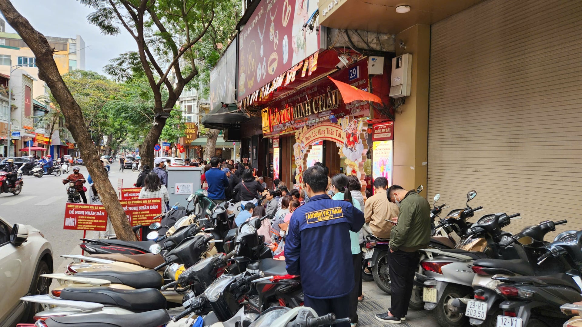 Nhu cầu mua vào tiếp tục tăng mạnh trong ngày hôm nay 6/3. Ảnh: Thái Nguyễn