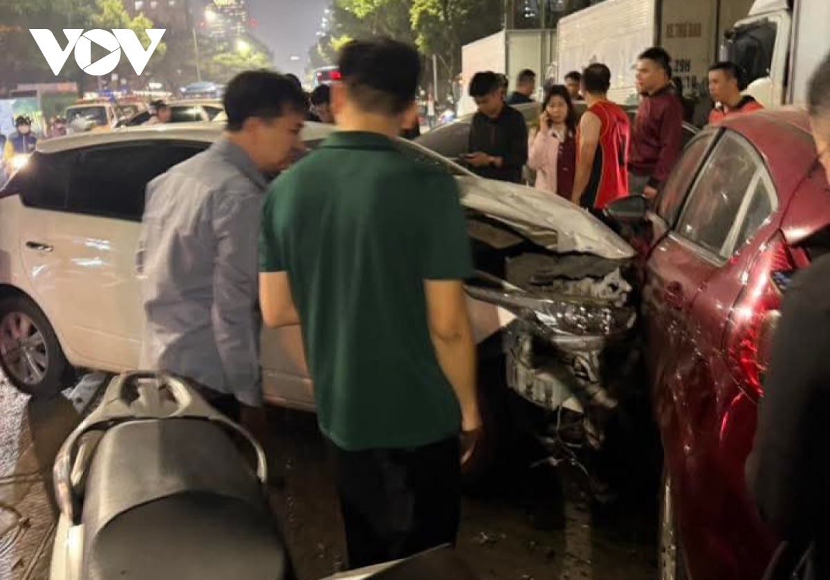 Hà Nội: Ô tô mất lái gây tai nạn liên hoàn ở Nguyễn Chánh, nhiều người nhập viện - 1