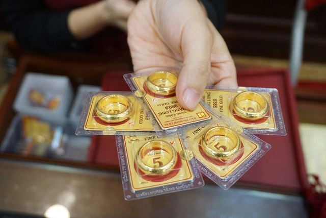 Giá vàng hôm nay, ngày 6/3, giảm mạnh giá vàng nhẫn và giá vàng miếng.