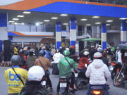 Clip Eva - Giá xăng dầu tăng chóng mặt, người dân lo lan sang nhiều mặt hàng