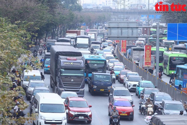 Để được chấp thuận các phương tiện hoạt động trong phạm vi hạn chế trên địa bàn thành phố, cá nhân, tổ chức cần chuẩn bị hồ sơ đề nghị gửi đến cơ quan có thẩm quyền. Ảnh minh họa: TTXVN