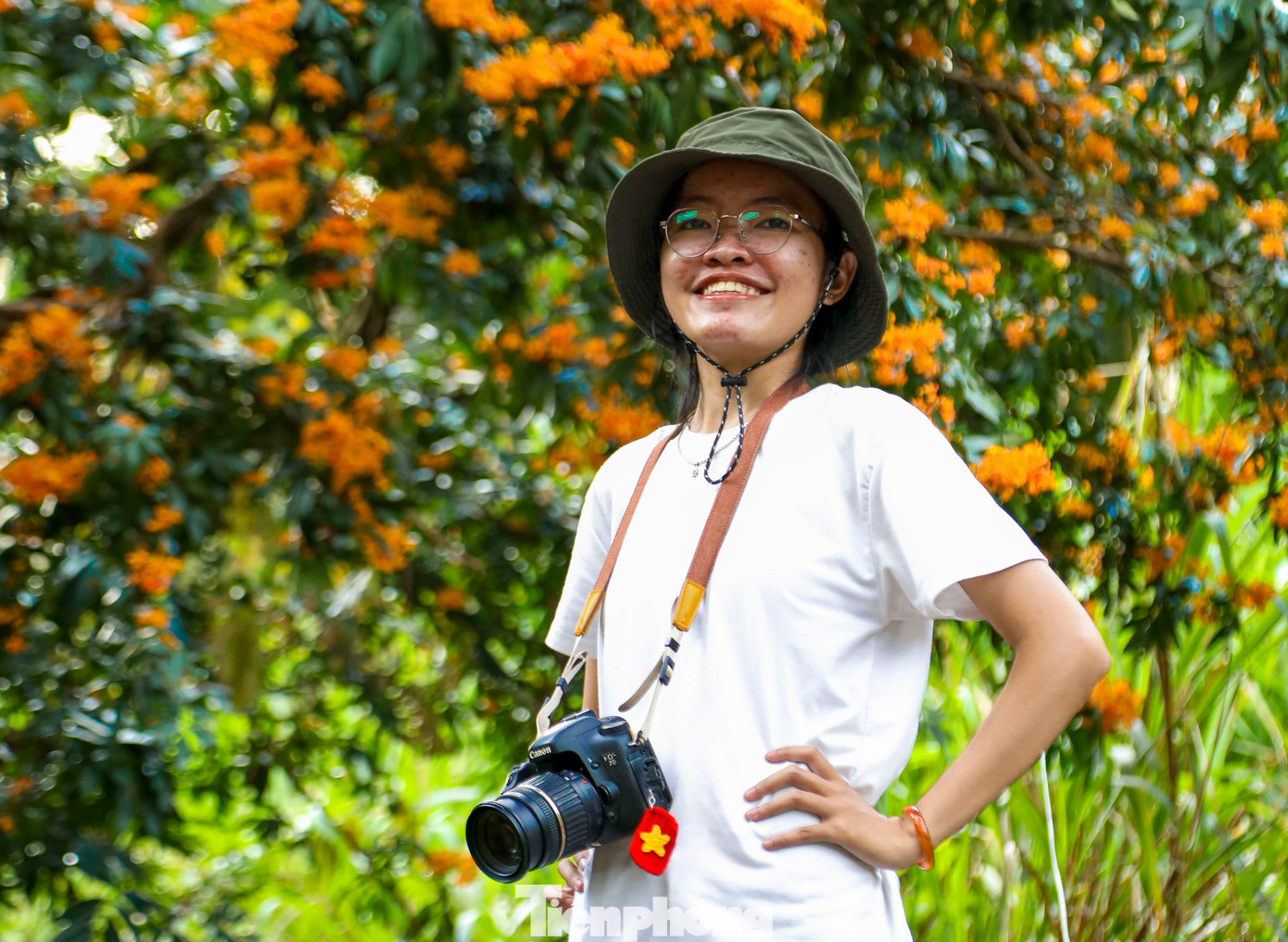 Bạn Thanh Huyền (trú phường Hòa Khánh) cho biết đây là lần đầu tiên tận mắt chứng kiến hoa rì rừng nở nhiều đến vậy. “Hoa mọc dọc theo bờ suối, vàng rực cả một đoạn dài. Khung cảnh rất tự nhiên, hoang sơ. Chỉ cần đứng giữa dòng suối, cạnh những bụi hoa là đã có thể chụp được những bức hình rất đẹp”, Huyền chia sẻ.