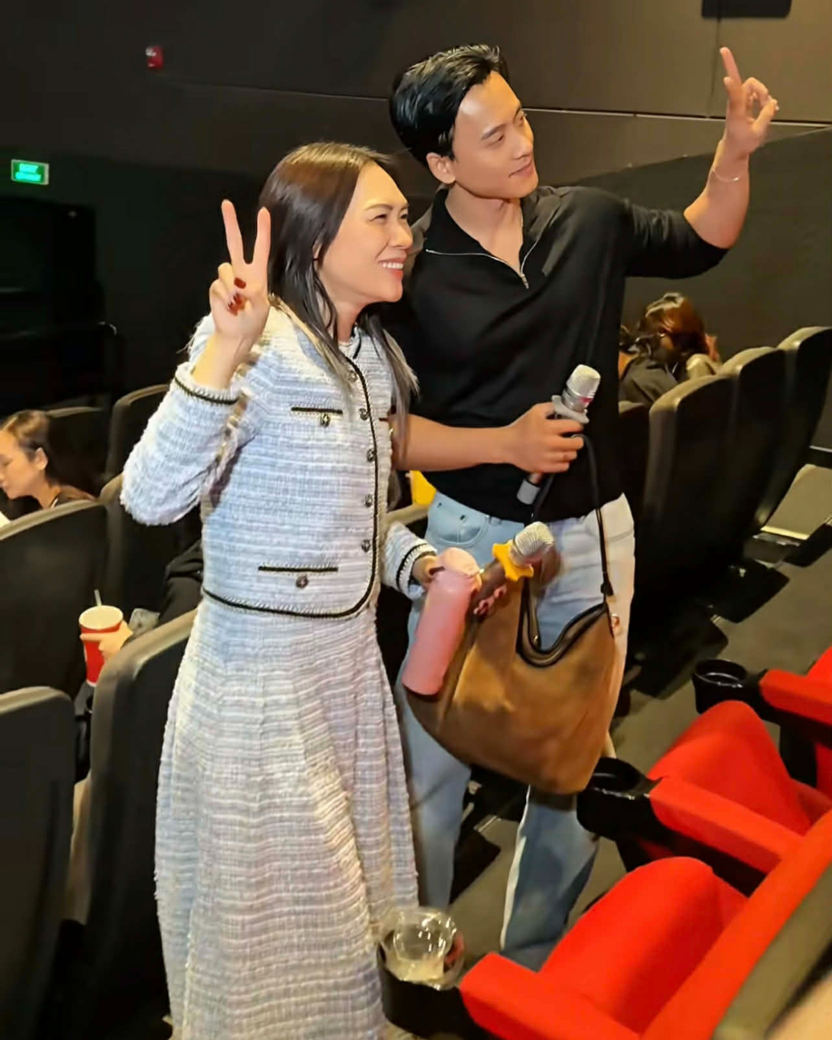 Trong hoạt động quảng bá cho phim Tài, Mỹ Tâm xuất hiện trẻ trung bên Mai Tài Phến với set đồ vải tweed màu xanh pastel. Trang phục gồm áo khoác dáng lửng ngang eo, phối cùng quần ống rộng.