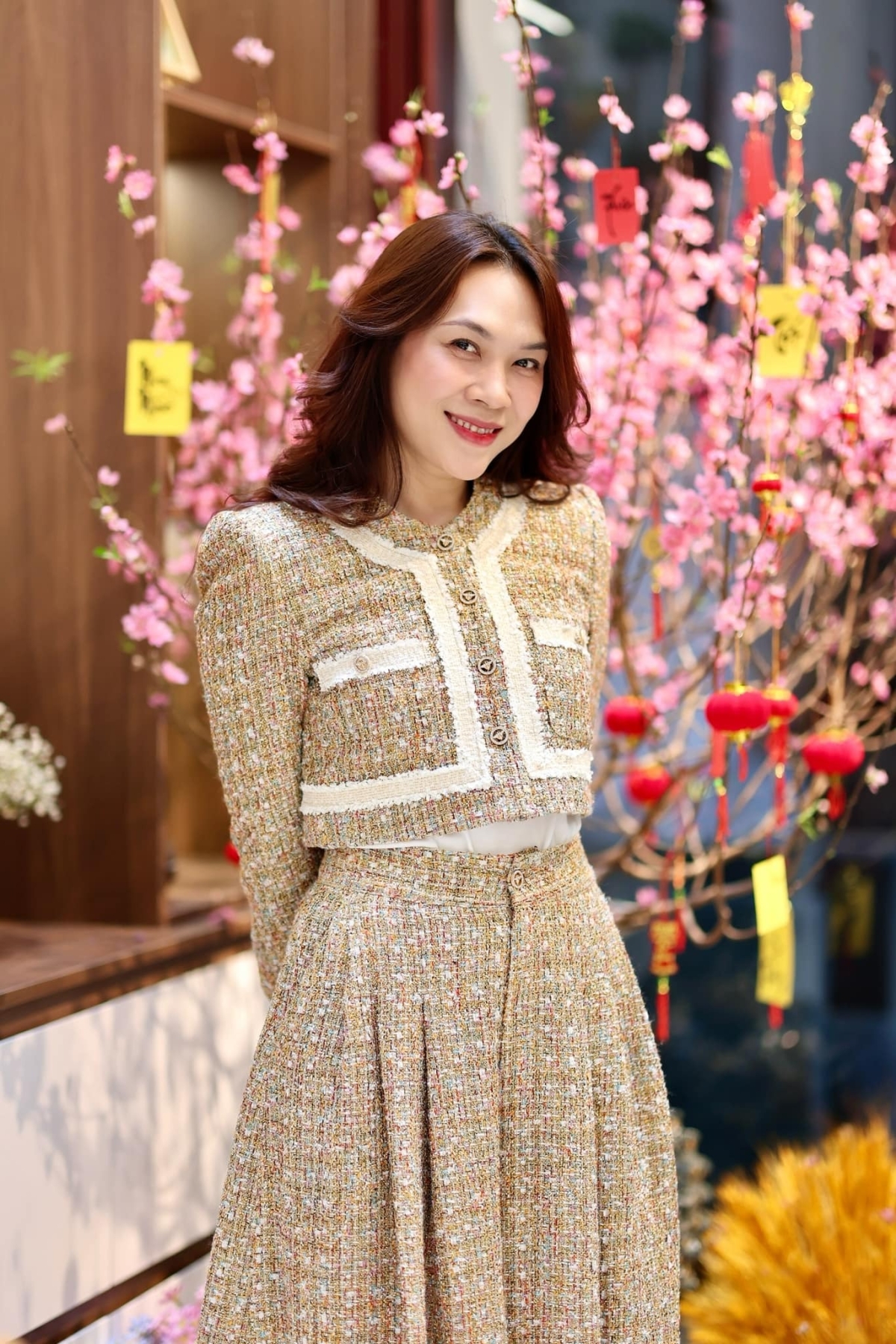 Kiểu mix đồ này được họa mi tóc nâu lặp đi lặp lại, chỉ thay đổi màu sắc trang phục để tạo sự mới mẻ.