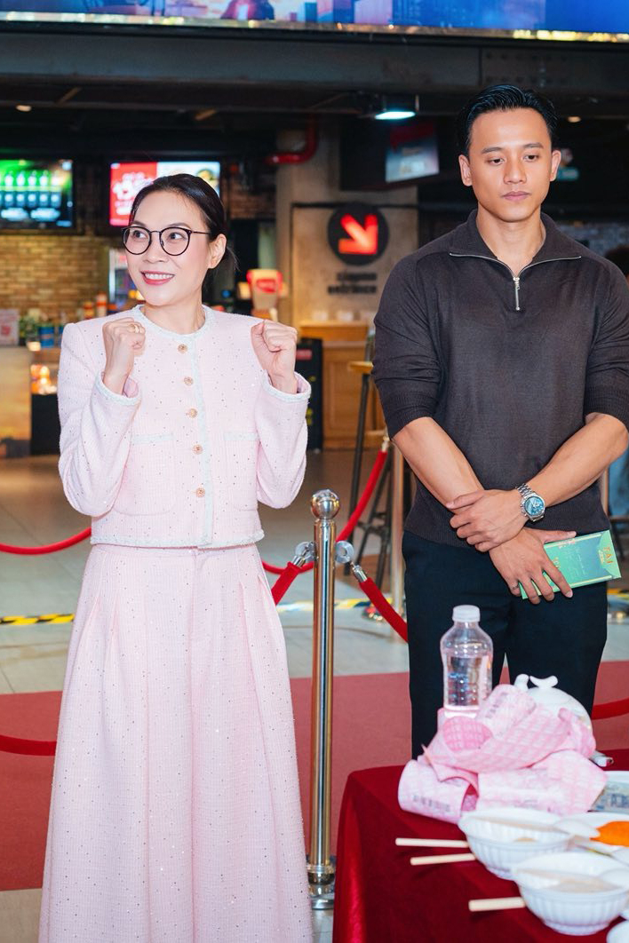 Tại một sự kiện trước đó, nữ ca sĩ chọn mặc bộ đồ tương tự. Cô giữ sự thoải mái cho việc di chuyển bằng cách mix cùng dép sục của Gucci.