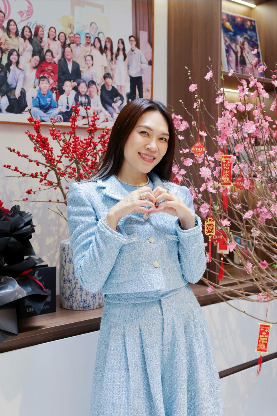 Trong những hoạt động đời thường, Mỹ Tâm thường diện áo tweed lửng và quần suông cạp cao đồng bộ.