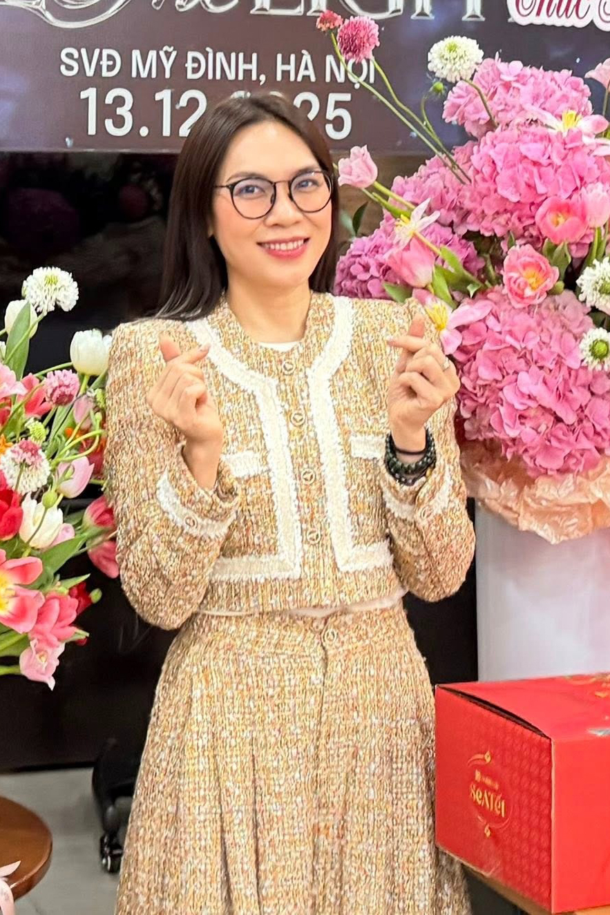 Việc diện đồ nguyên set giúp Mỹ Tâm không tốn công trong việc mix-match. Chất liệu vải tweed vốn có độ sang trọng, phù hợp nhiều hoàn cảnh.