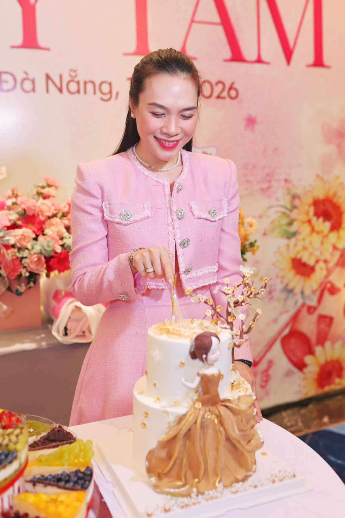 Ca sĩ từng khoe set đồ vải tweed tông hồng. Bằng cách chọn những tông màu pastel tươi sáng, Mỹ Tâm cũng giúp diện mạo trẻ trung hơn.