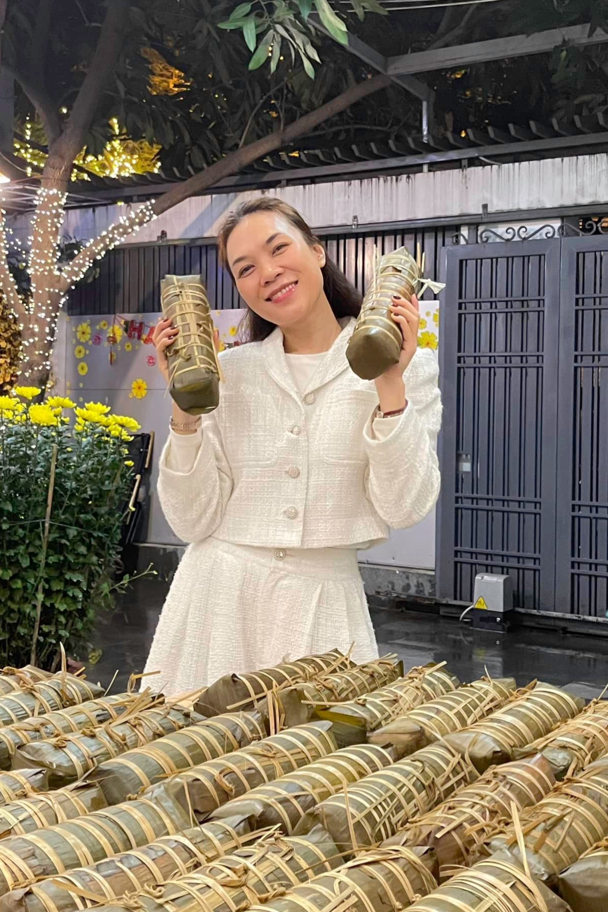 Người đẹp diện set đồ tweed màu trắng trong đợt về quê Đà Nẵng đón Tết.