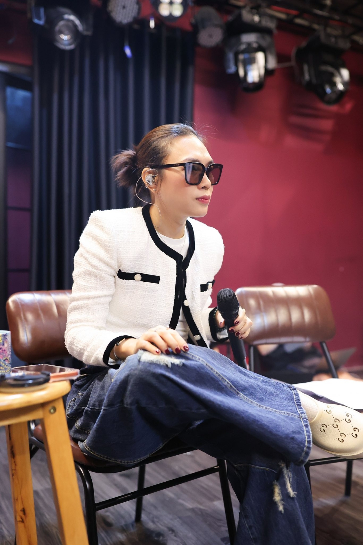 Ngoài diện trang phục tweed cả cây, Mỹ Tâm còn sắm nhiều mẫu áo khoác lửng để cô kết hợp cùng quần jeans.