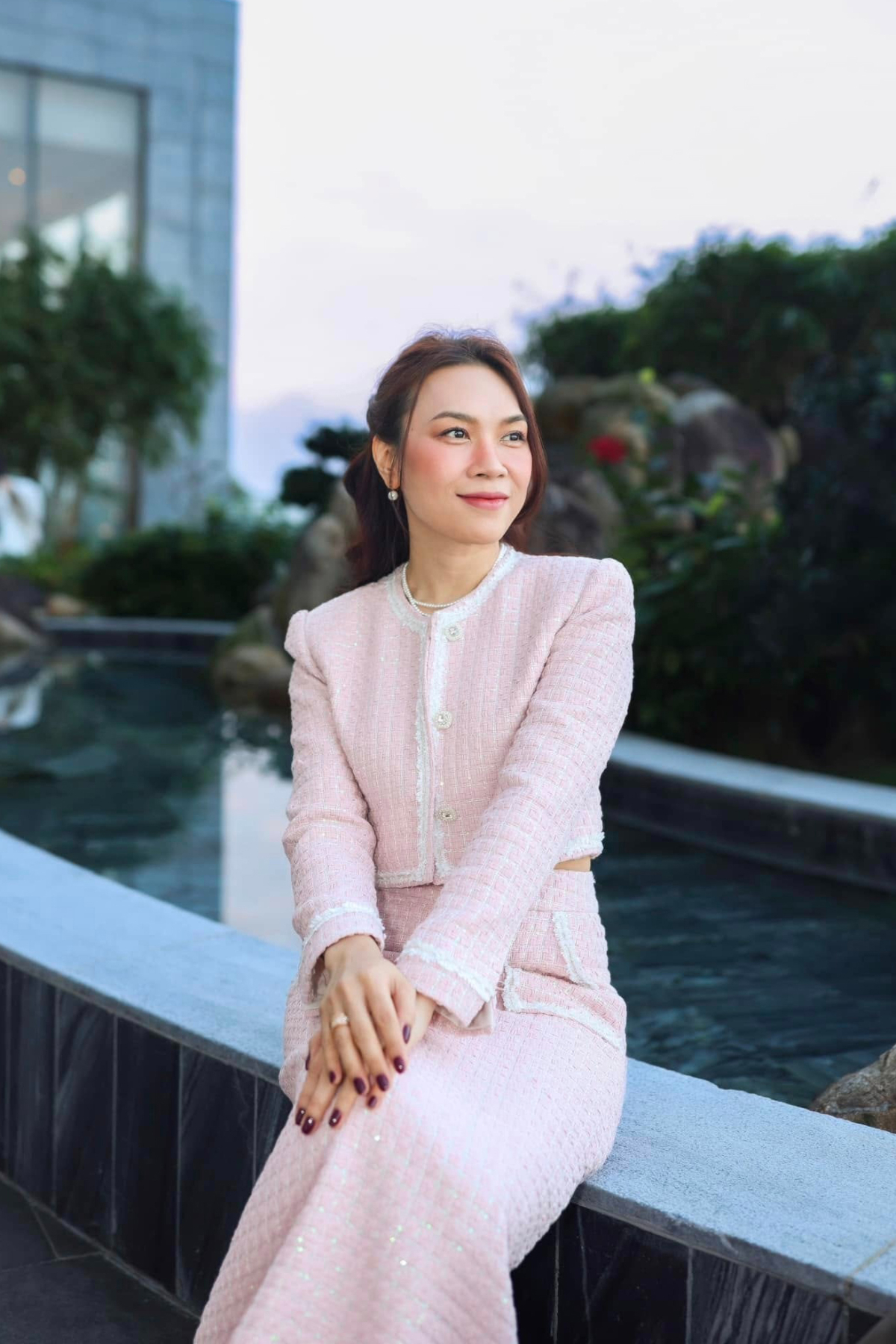 Giọng ca sinh năm 1981 ứng dụng đồ vải dạ kim tuyến đi sự kiện.