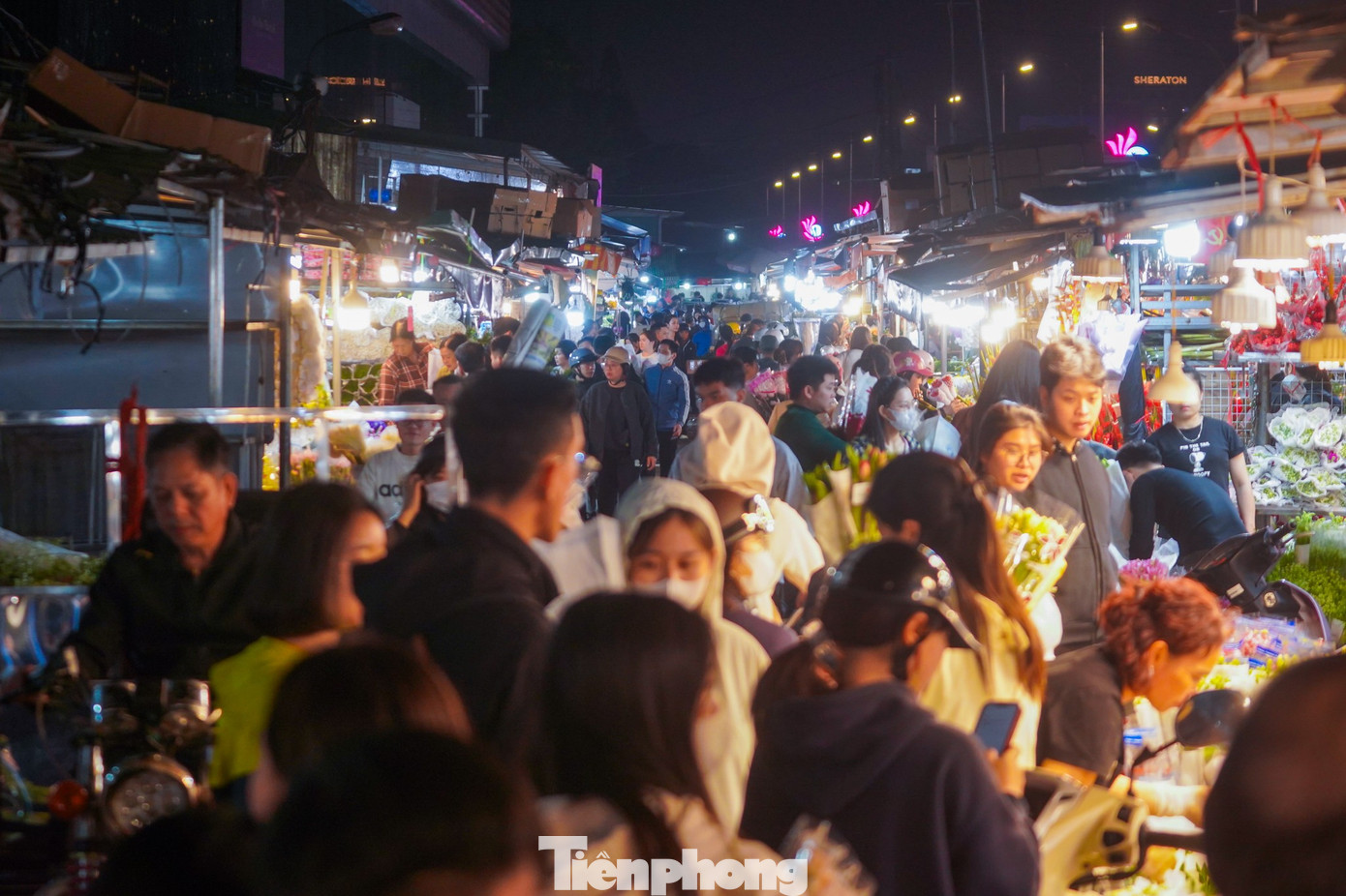 Nằm trên trục đường Âu Cơ (Tây Hồ), chợ hoa đêm Quảng Bá bắt đầu nhịp sống hối hả từ nửa đêm đến rạng sáng. Cận lễ 8/3, thủ phủ hoa lớn nhất Hà Nội càng trở nên tấp nập khi đón hàng nghìn lượt khách buôn lẫn khách lẻ đổ về nhập hàng.